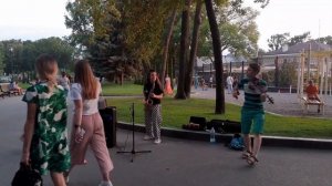 СУПЕР МУЗЫКА В САДУ ШЕВЧЕНКО / ТАЛАНТЛИВЫЙ СКРИПАЧ ИГРАЕТ И ТАНЦУЕТ, ДЕВУШКА НА САКСОФОНЕ