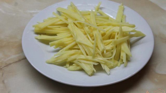 Салат с копченой курицей и картошкой пай