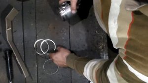 Установка поршней в двигатель самодельной оправкой,как сделать оправку за 5 минут.