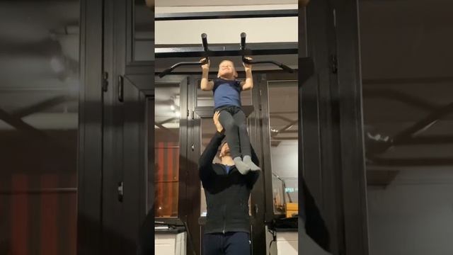 Тёма удивил Толяна своей тренировкой! Какие он делает упражнения в 6 лет?