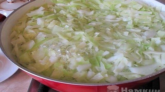 Печеные пирожки с капустой и яйцами