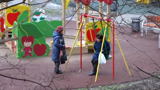 Бабульки на качелях смотреть онлайн