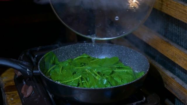 Идеальный быстрый завтрак. Как приготовить яичницу со шпинатом. Asmr кулинария смотреть онлайн