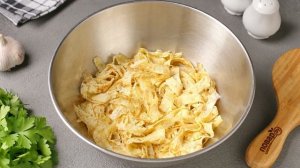 Блинный салат с копченой курицей