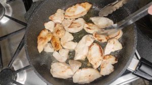 Куриная грудка в сливочном соусе с грибами.