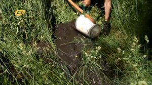 ПЕНСИОНЕР В ОДИНОЧКУ ЧИСТИТ РЕКУ ОТ ИЛА