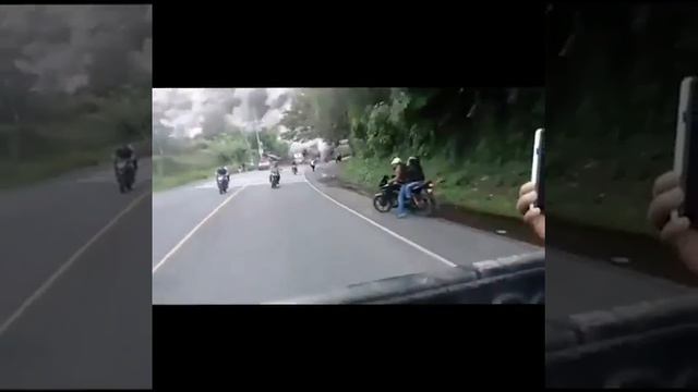 Спасаются бегством как в страшном сне смотреть онлайн