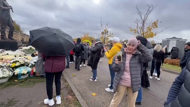 Что происходило на могиле Юры Шатунова 17 октября 2023 года перед Крокусом / Троекуровское кладбище смотреть онлайн