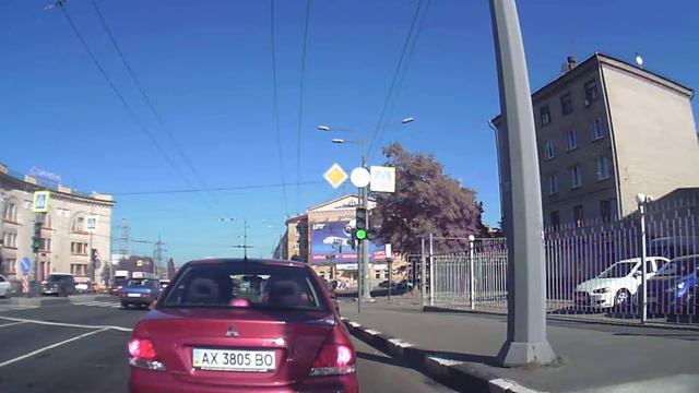 Гагарина, водитель паджеро бьет локтем таксиста 31 07 2017 смотреть онлайн