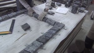 Чем облицевать оконные и дверные проёмы зимой? Искусственным камнем с оцинкованными закладными