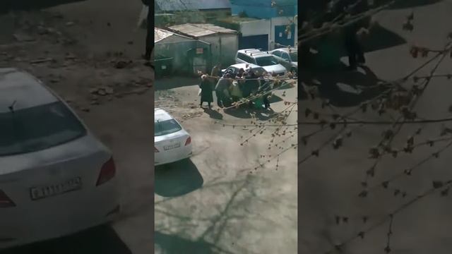 Старики и просрочка из помоек. old men fighting expired food food