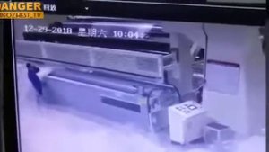 Полез руками затянуло в станок