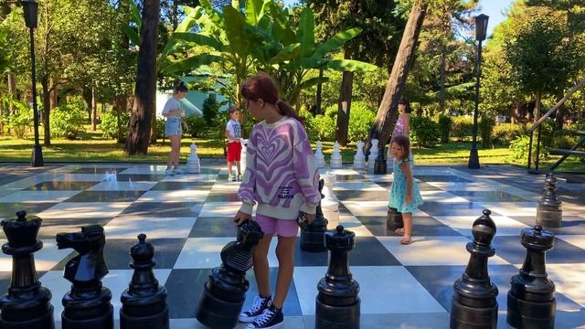 БАТУМИ: куда пойти с детьми? Парк 6 мая, набережная и велосипеды || BATUMI, GEORGIA смотреть онлайн