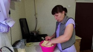 Нашла в морозилке рассыпчатый творог и решила сырников пожарить)