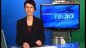 Ведущая смеется во время эфира новостей