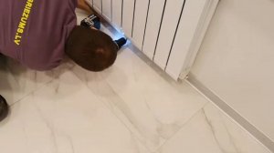 Установка алюминиевого плинтуса. Alumīnija kājlīstu uzstādīšana.
