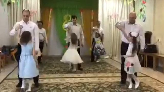 Танец "Папа и дочка" подготовительная группа "Аленький цветочек" смотреть онлайн
