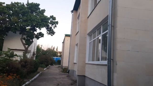 Лбом об стену! Проседает фундамент, отваливается плитка. Крымрозовский садик "Розочка" прошёл год смотреть онлайн