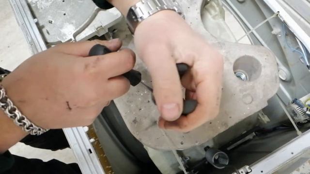 Как открутить противовес с пружинами без ключа. От стиральной машины Indesit Ariston. смотреть онлайн