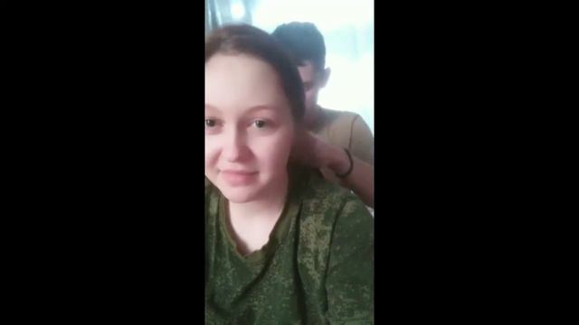 Парень плетет косичку