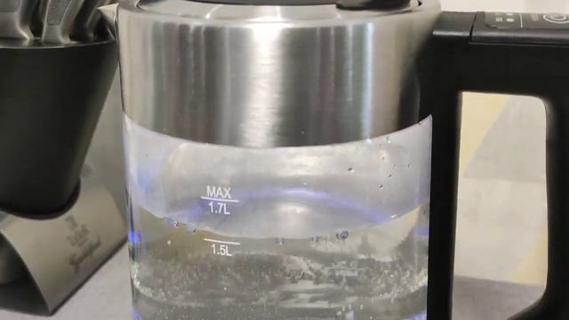 Электрический чайник Polaris PWK 1711CGLD смотреть онлайн