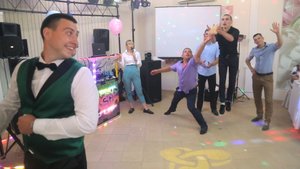 Свадебные традиции с букетом и подвязкой