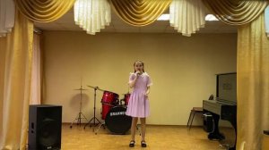 Девчонка поет для солдат. Подобедова Варя.