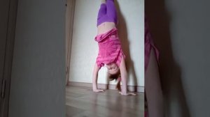 Как научиться стоять на руках 2 серия