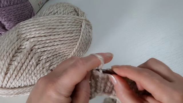 Шапка из толстой пряжи #зимняяшапка #вяжемшапку