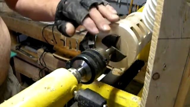 НЕОБЫЧНАЯ ВАЗОЧКА ИЗ ДВУХ ПОРОД ДЕРЕВА смотреть онлайн