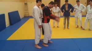 Подготовка к броску через спину с захватом двух рук