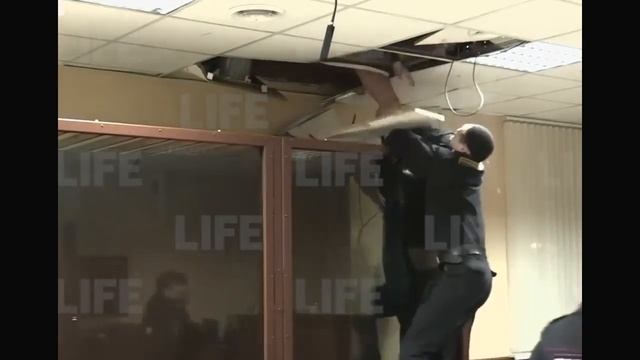 Побег прямо из зала суда в потолок!