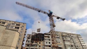 Башенный кран КБ-674 на демонтаже дома в Киеве