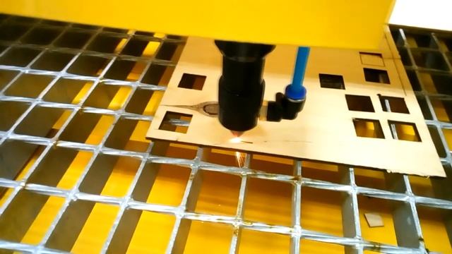 Резка фанеры на лазерном станке ЧПУ CNC-1325-laser https://stanki-chpu.ru