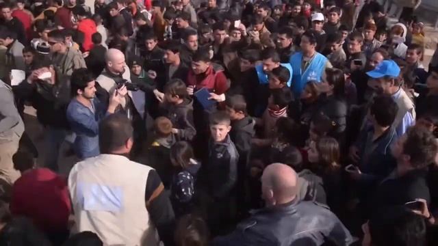 АНДЖЕЛИНА ДЖОЛИ И БРЭД ПИТТ ГОТОВЯТСЯ УСЫНОВИТЬ ЧЕТВЕРТОГО РЕБЕНКА смотреть онлайн