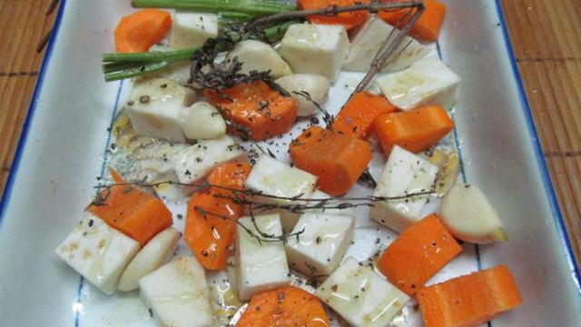 Куриные ножки запеченные на овощах с чесноком
