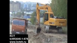 Экскаватор гусеничный Hyundai R250LC-7 на погрузке.