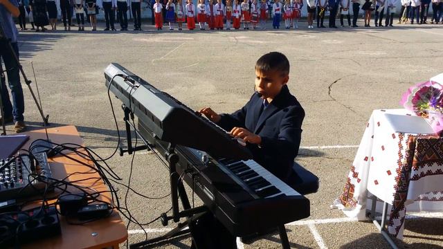 1.09.17г Женя Ниязов играет на линейке "учат в школе" смотреть онлайн