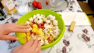 Кто на диете, постится - Это для вас... Шампиньоны  запечённые  в духовке с овощами.