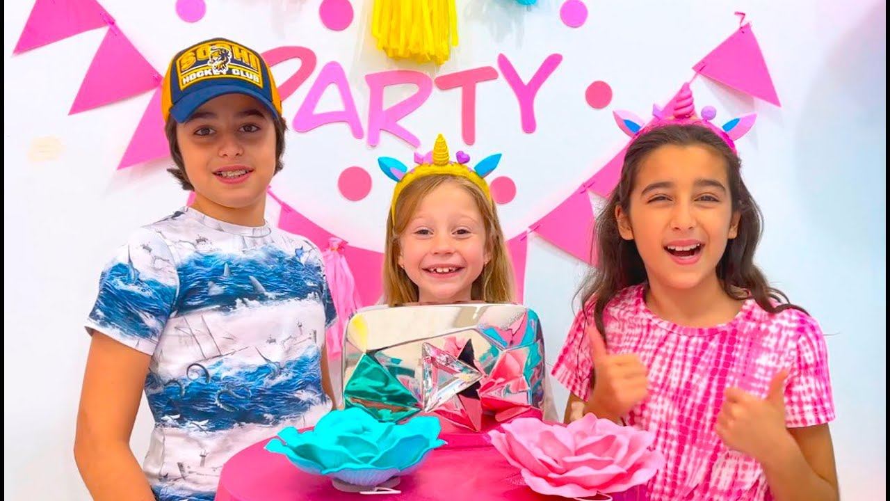 Настя устроила вечеринку и позвала друзей смотреть онлайн