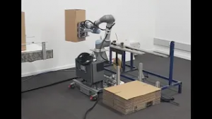 Коллаборативный робот (кобот) собирает сложенные коробки и отправляет на конвейер
