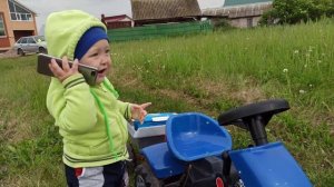 Малыш на синем тракторе Помогает Починить Сломанный Трактор У трактора отвалилось колесо