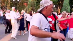 ДЕВОЧКА-УМНИЧКА! ТАНЦЫ В ПАРКЕ ГОРЬКОГО ХАРЬКОВ СЧАСТЛИВЫЕ ДНИ