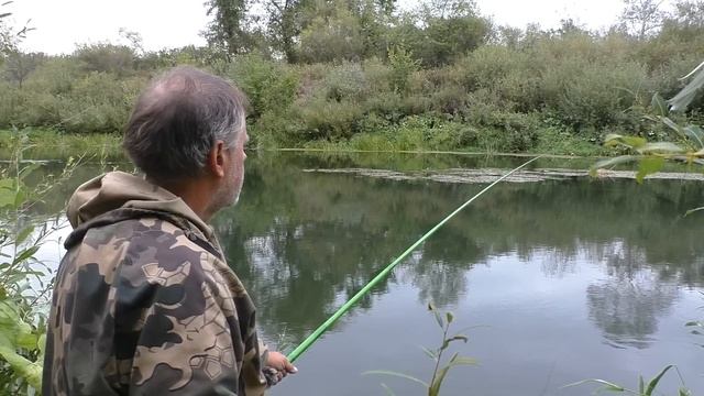 Рыбалка на поплавок на речке в середине сентября.