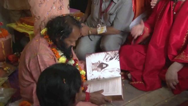 Гуруджи вручает Йога Васиштху Бабаджи.asf смотреть онлайн