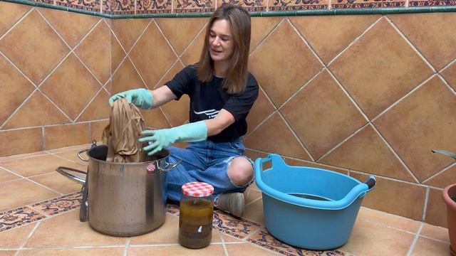 DIY Как покрасить футболку в технике ТАЙ-ДАЙ в черный цвет в домашних условиях |Природные материалы