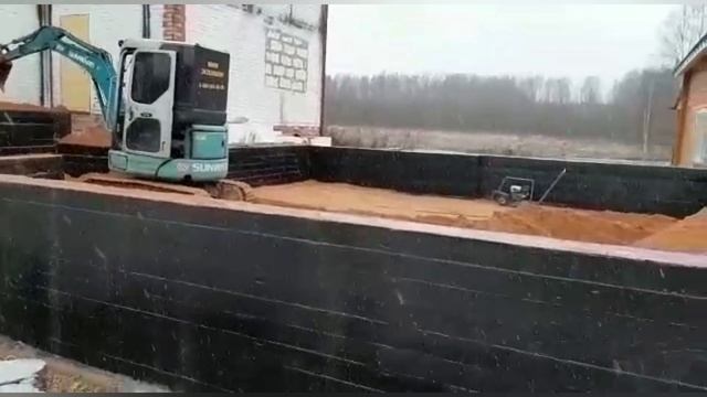 Работаю в паре с миниэкскаватором. Засыпка фундамента песком смотреть онлайн