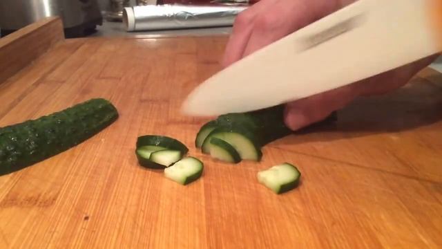 Как красиво нарезать огурец Просто и красиво нарезаем огурец для салата3016 смотреть онлайн