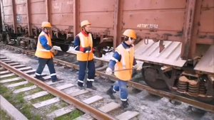 ЗАКРЫТИЕ люков ЖД ПОЛУВАГОНА после его Выгрузки и Очистки.