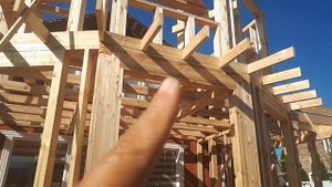 Каркасная пристройка к дому с эркером.